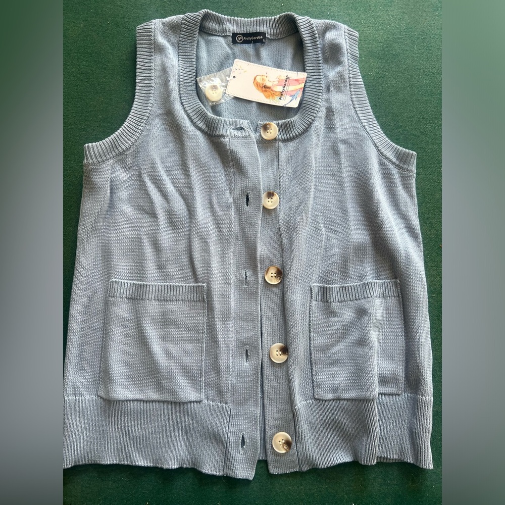 PrettyGarden Gray Sleeveless Button down cardigan size small.